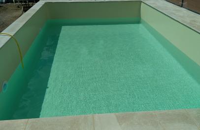 Piscine semi-enterrée, piscine sur mesure, pierre naturelle, terrasse